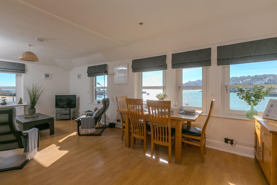 TV and multimedia, Living room, Seating area, Dining area, Sea view