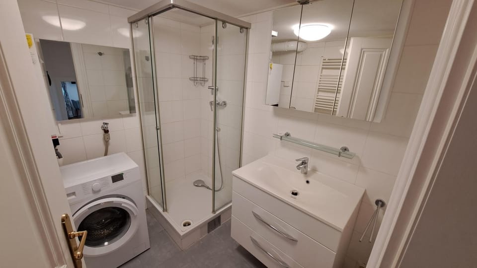 Shower, Bathroom, towels, washing machine