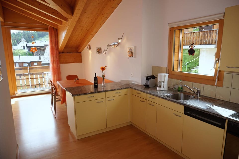 Coffee/tea facilities, Kitchen or kitchenette, Dining area