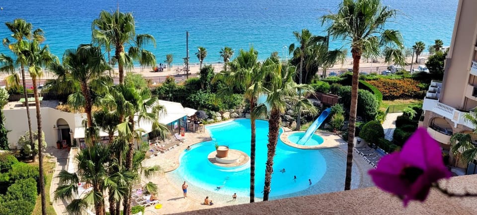 Lounge or bar, Garden view, Sea view, Swimming pool, Swimming pool