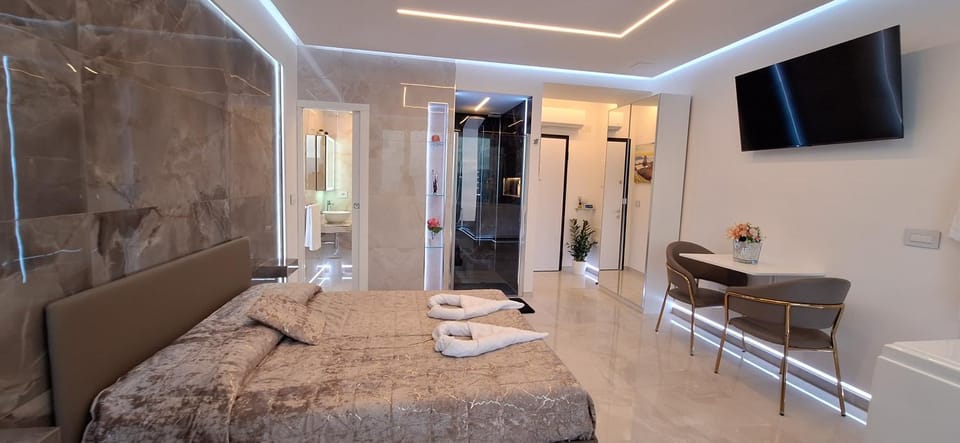 Shower, Bed, Bathroom, TV and multimedia, Dining area, Bedroom
