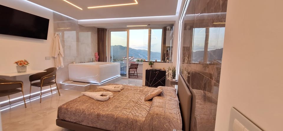 Hot Tub, View (from property/room), Dining area, Bedroom, City view, Mountain view, Sea view