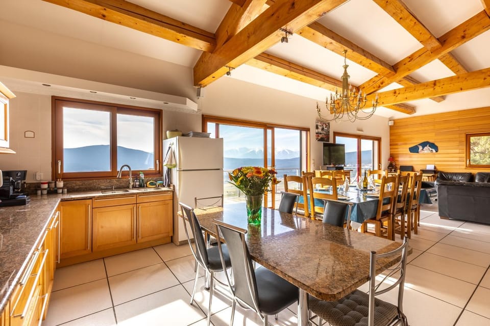 Kitchen or kitchenette, Seating area