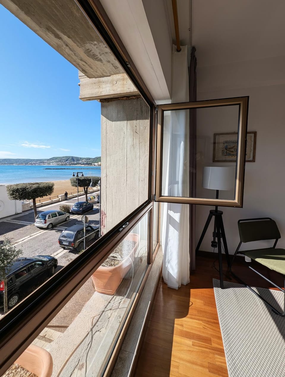 Day, TV and multimedia, View (from property/room), Living room, Seating area, Beach, Sea view, Parking