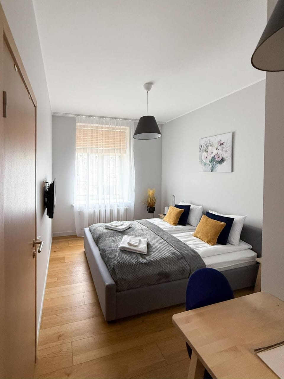 Bed, Photo of the whole room, Seating area, Bedroom, towels