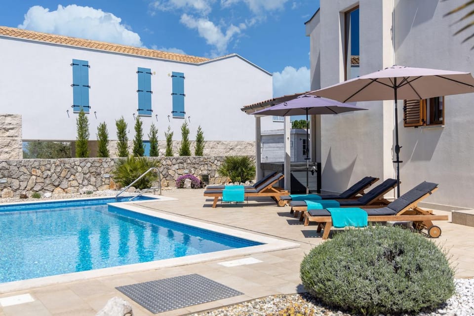 Swimming pool, sunbed