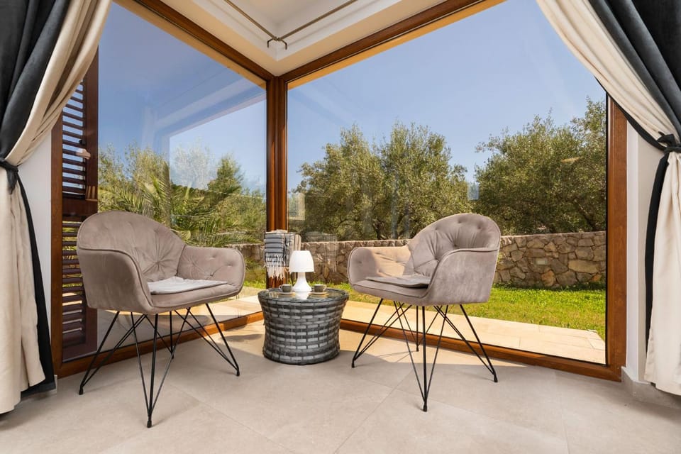 View (from property/room), Living room, Seating area