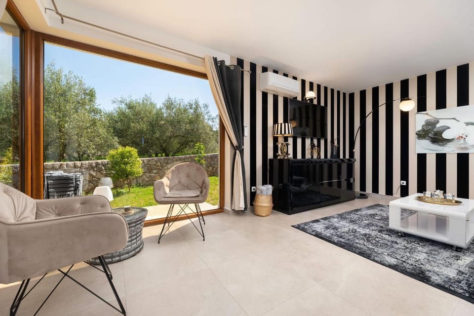 Living room, Garden view
