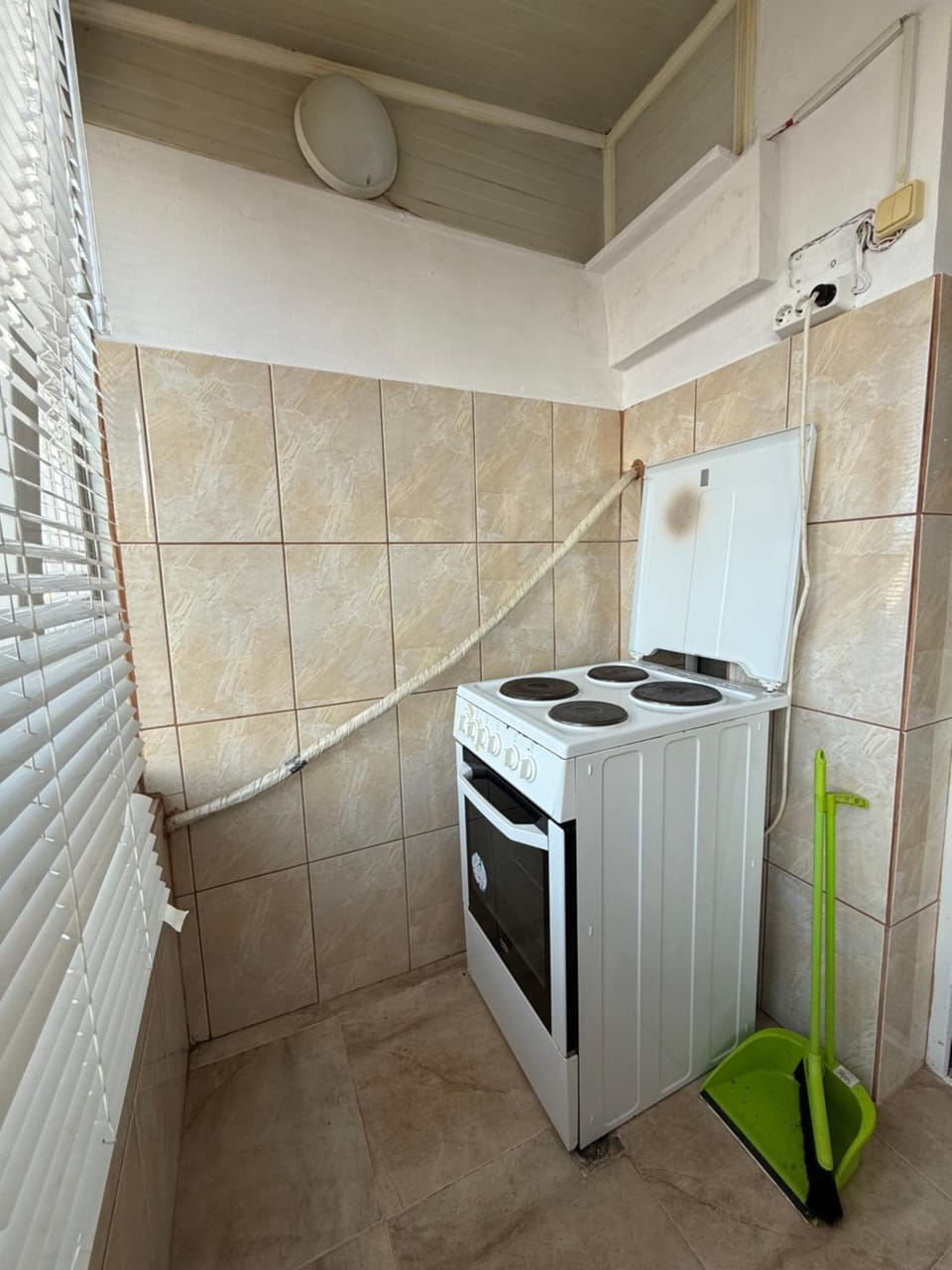 Kitchen or kitchenette, oven, stove