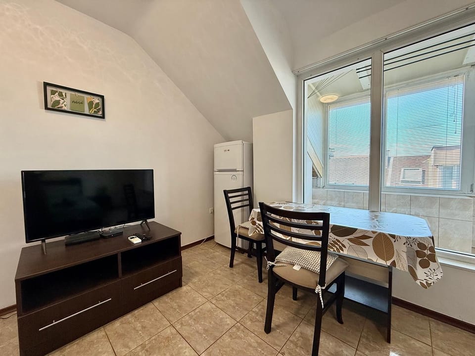 TV and multimedia, Living room, Seating area, Dining area, Evening entertainment