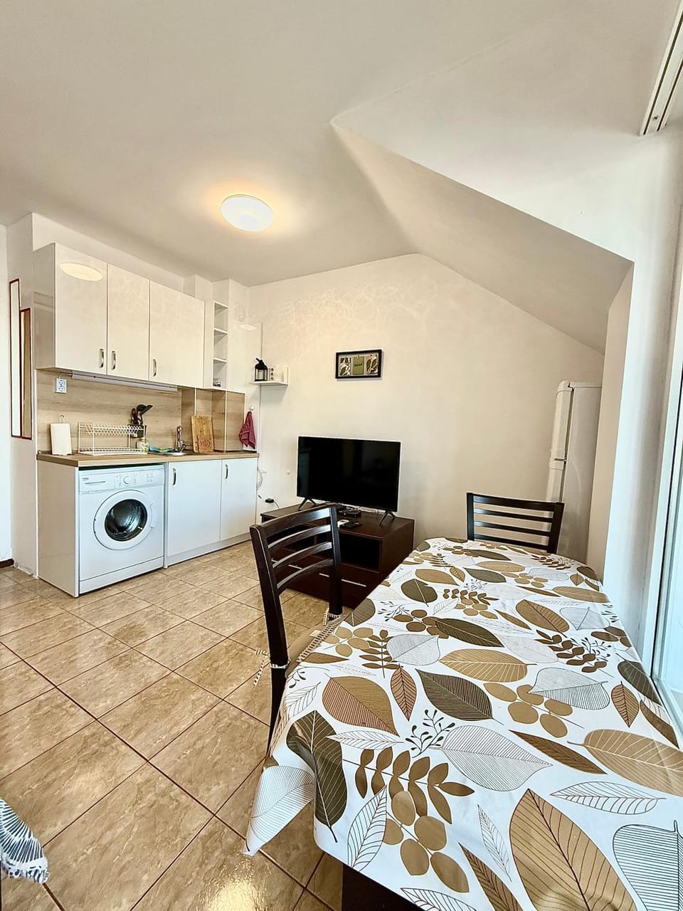 Communal lounge/ TV room, TV and multimedia, Kitchen or kitchenette, Living room, Photo of the whole room, Seating area, Dining area