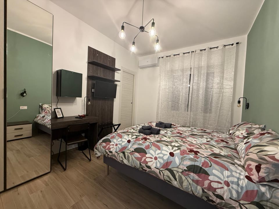 Bed, Bathroom, TV and multimedia, Photo of the whole room, Bedroom, internet, safe, towels, wardrobe, air conditioner