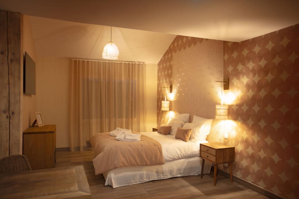 Bed, TV and multimedia, Bedroom