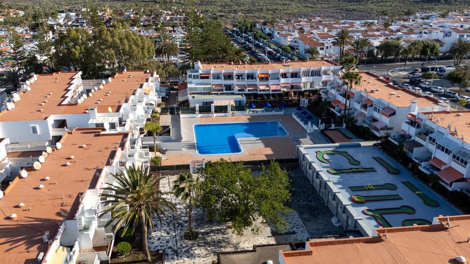 Property building, Bird's eye view, Swimming pool