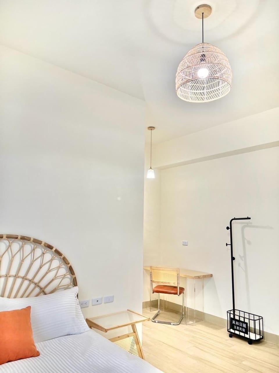 Bed, Photo of the whole room, Seating area, Bedroom