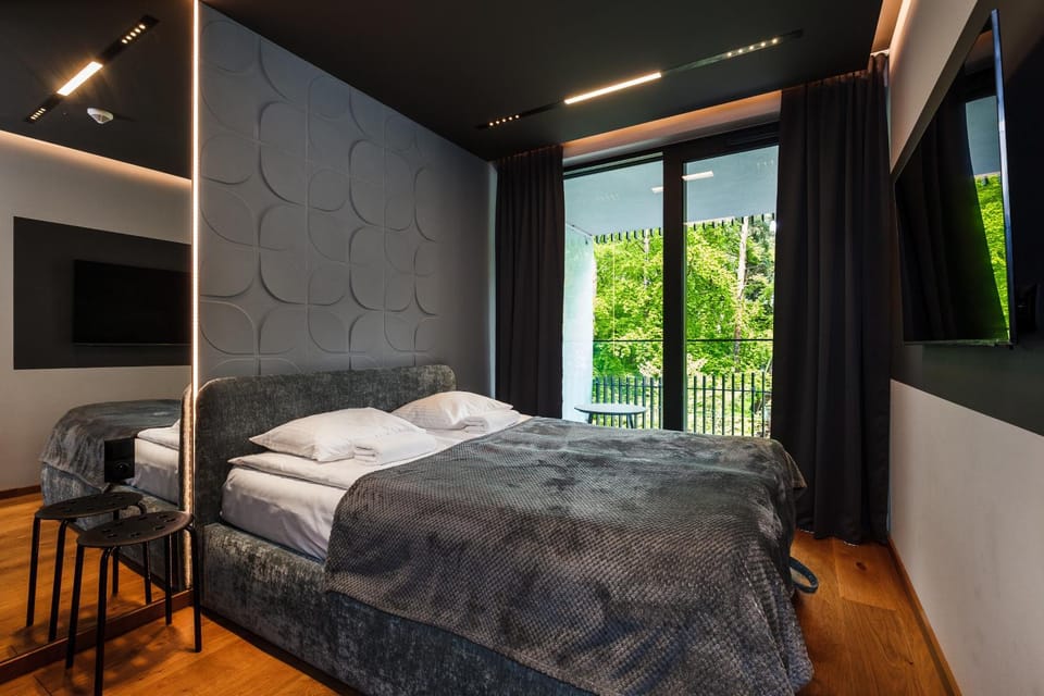 Bed, TV and multimedia, Photo of the whole room, Bedroom, towels