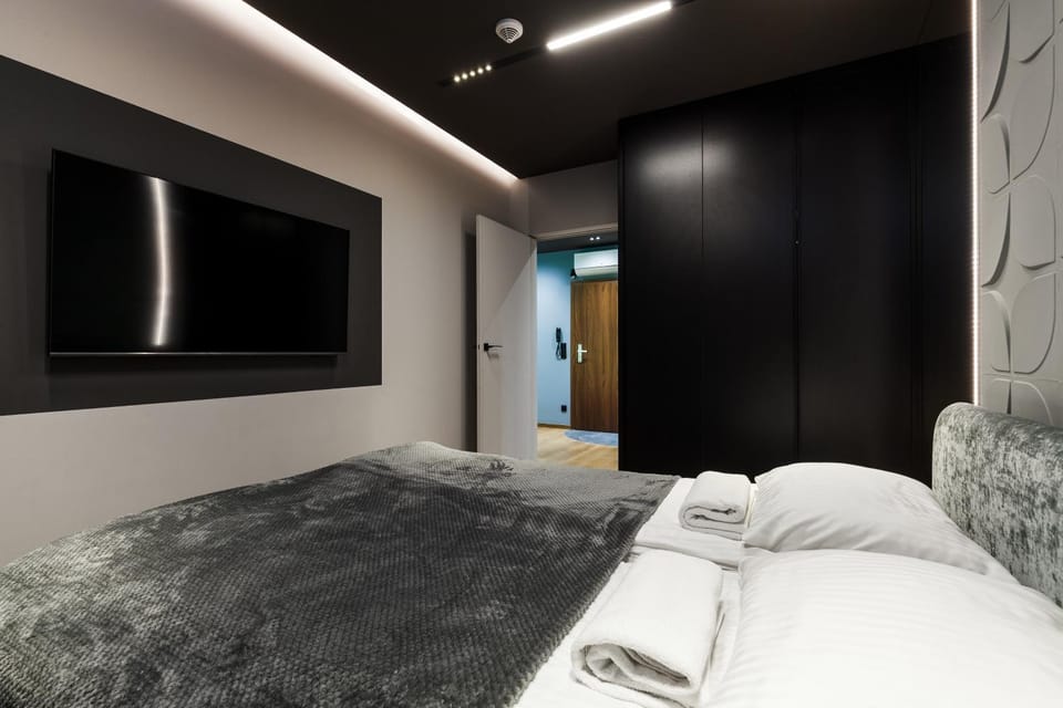 Bed, TV and multimedia, Photo of the whole room, Bedroom, towels, wardrobe