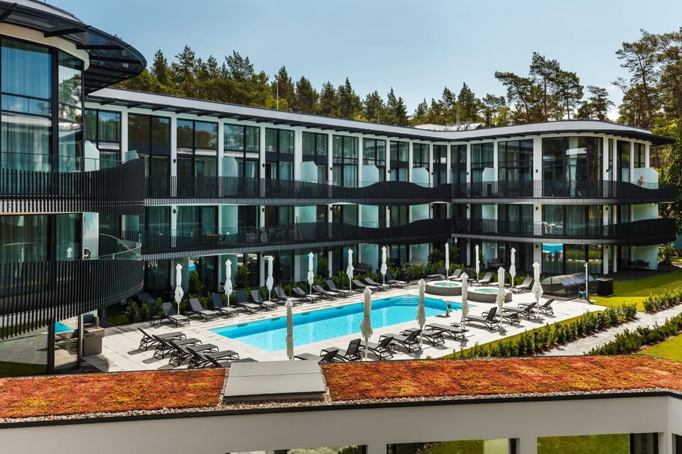 Property building, Day, Pool view, Swimming pool, sunbed