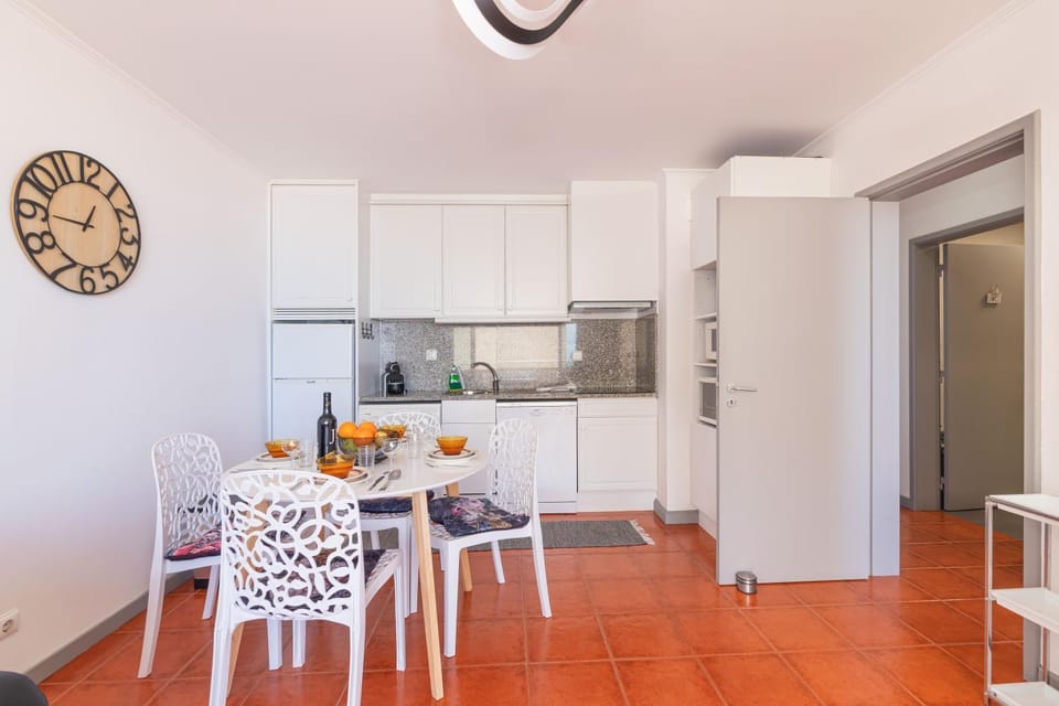 Kitchen or kitchenette, Dining area, oven, stove