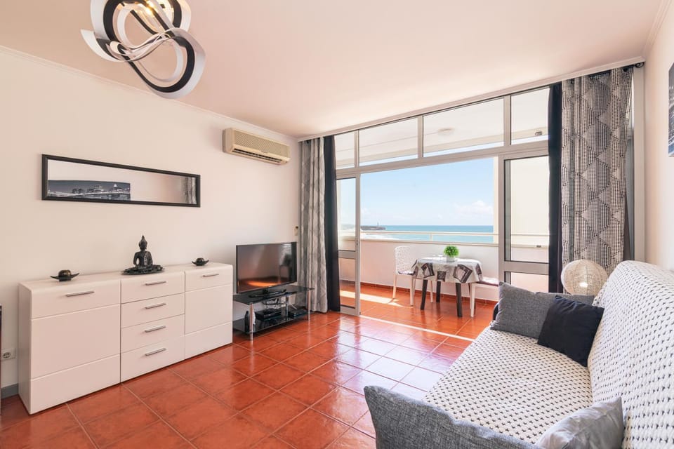 Natural landscape, TV and multimedia, Living room, Seating area, Sea view, air conditioner