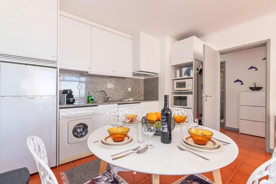 Coffee/tea facilities, Kitchen or kitchenette, Dining area, dishwasher, minibar, oven, stove, toaster, washing machine