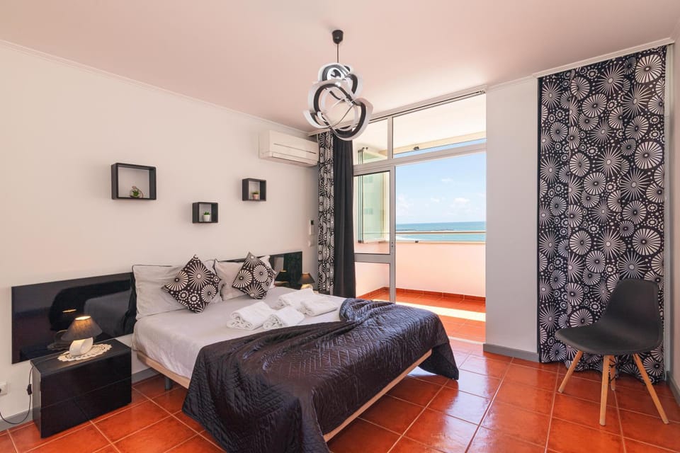 Bed, Photo of the whole room, Seating area, Bedroom, Sea view, towels