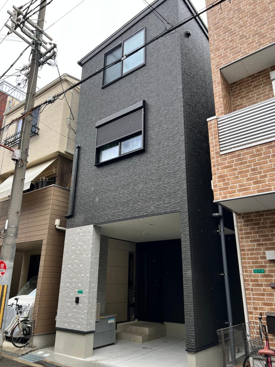 Property building, Day, Neighbourhood, Parking