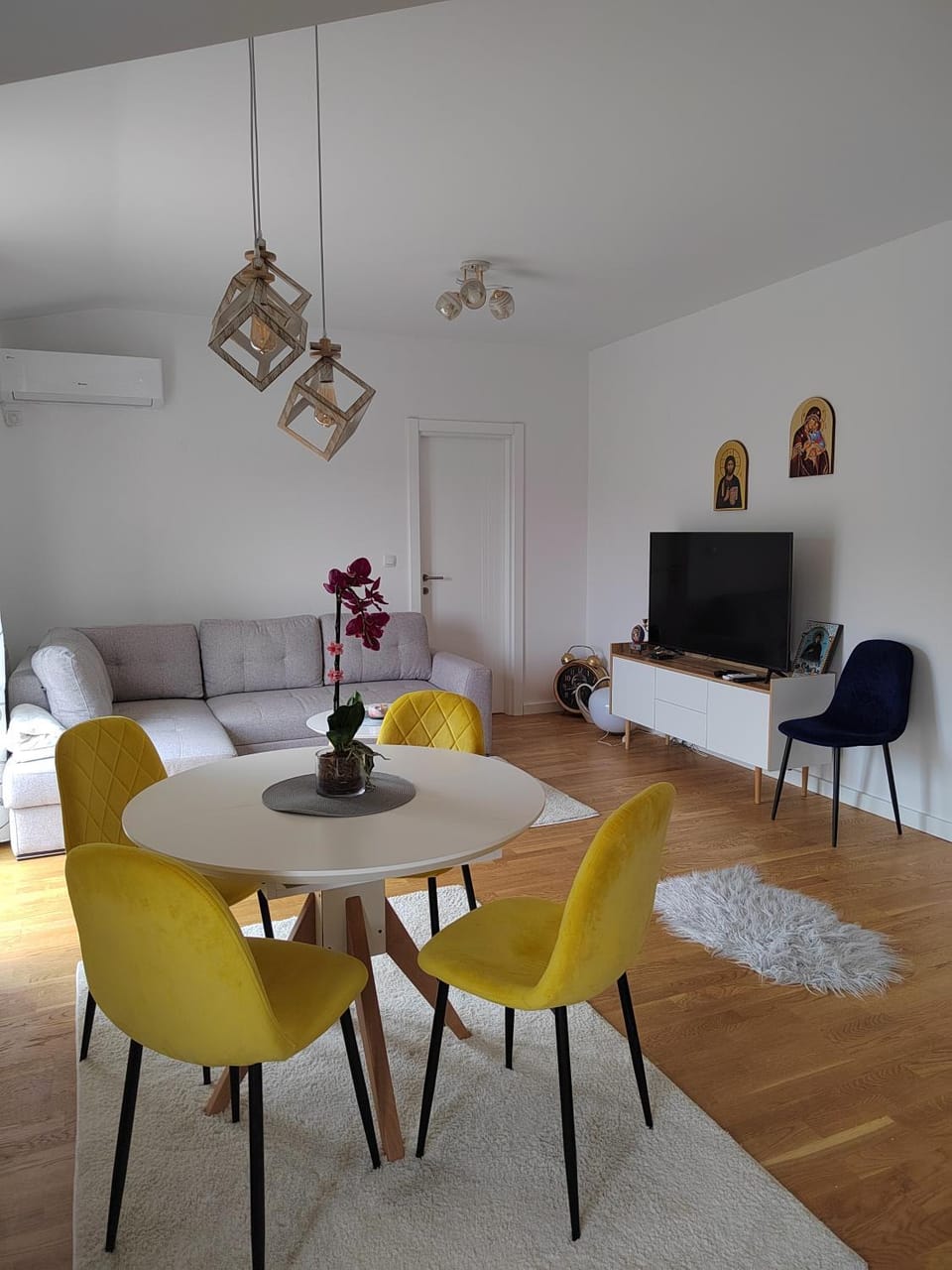 TV and multimedia, Living room, Seating area, Dining area, Evening entertainment