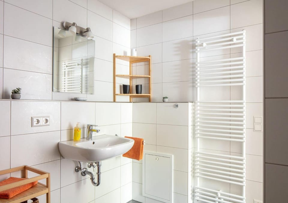 Bathroom, hair dryier, heating, towels