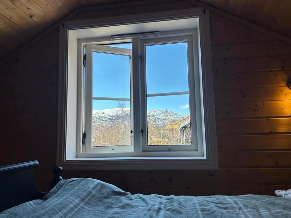 Bed, Bedroom, Mountain view
