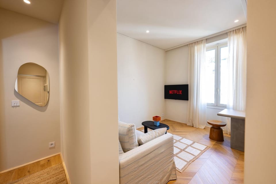 TV and multimedia, Living room, Seating area, air conditioner