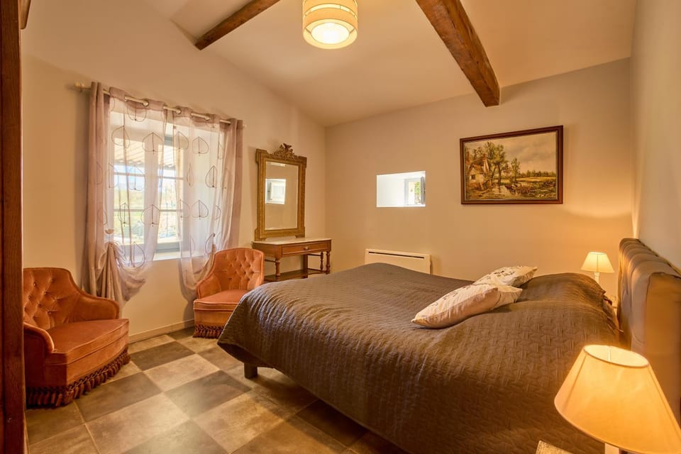 Photo of the whole room, Bedroom