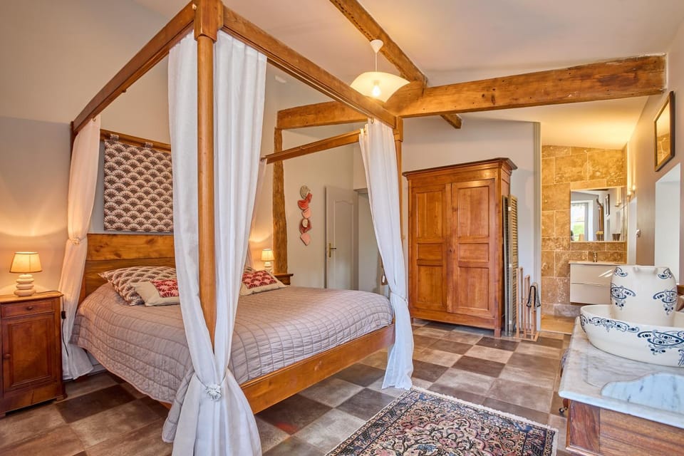 Photo of the whole room, Bedroom