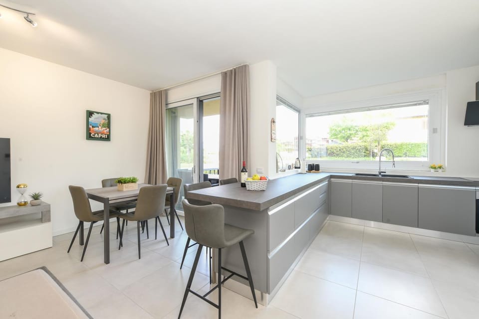 TV and multimedia, Kitchen or kitchenette, Living room, Seating area, Dining area