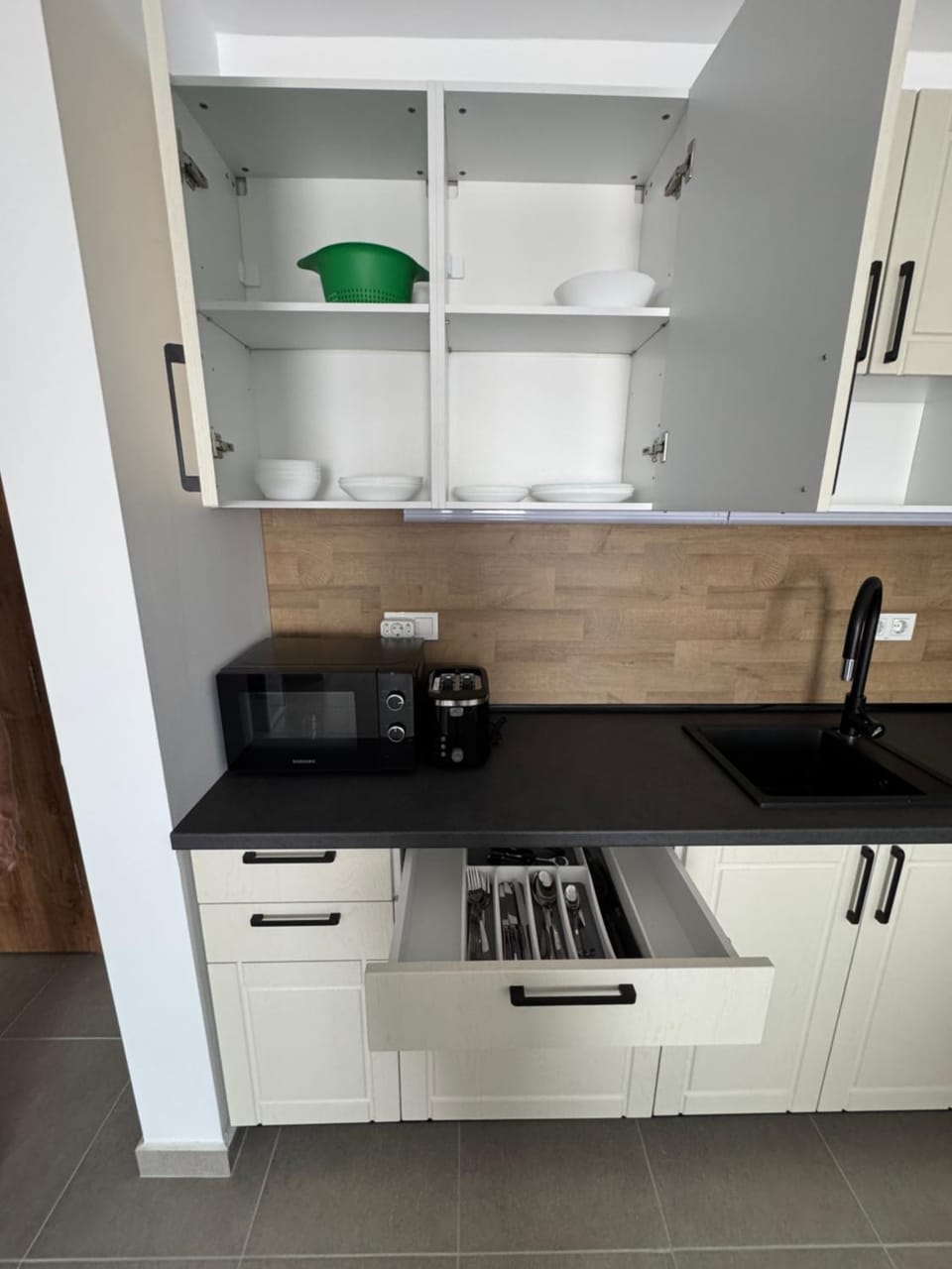 Kitchen or kitchenette, microwave, stove