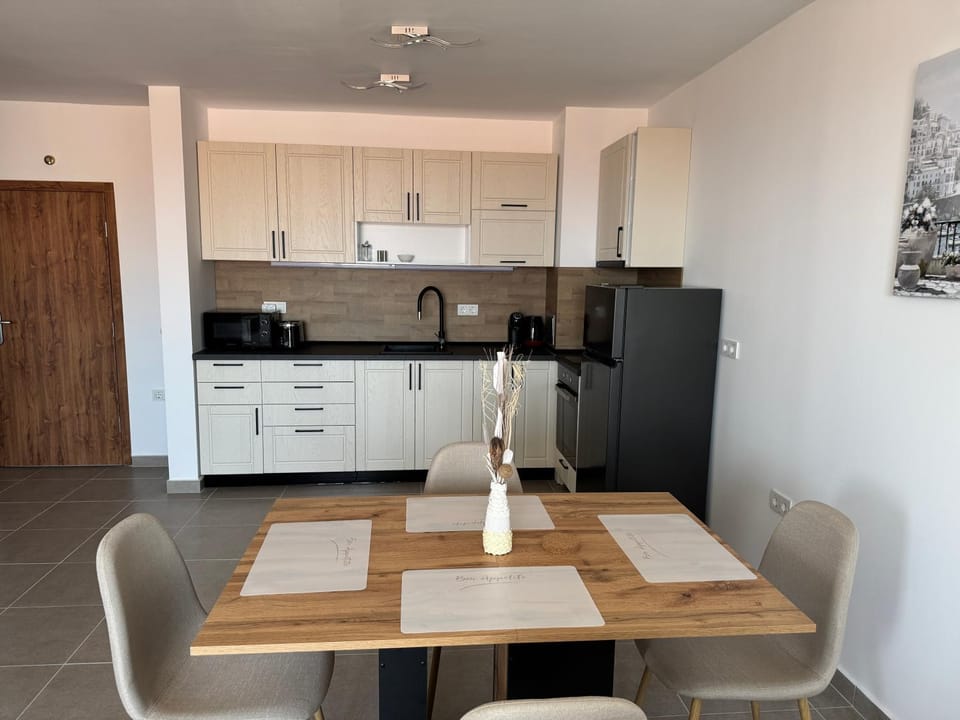 Kitchen or kitchenette, Dining area, oven, stove