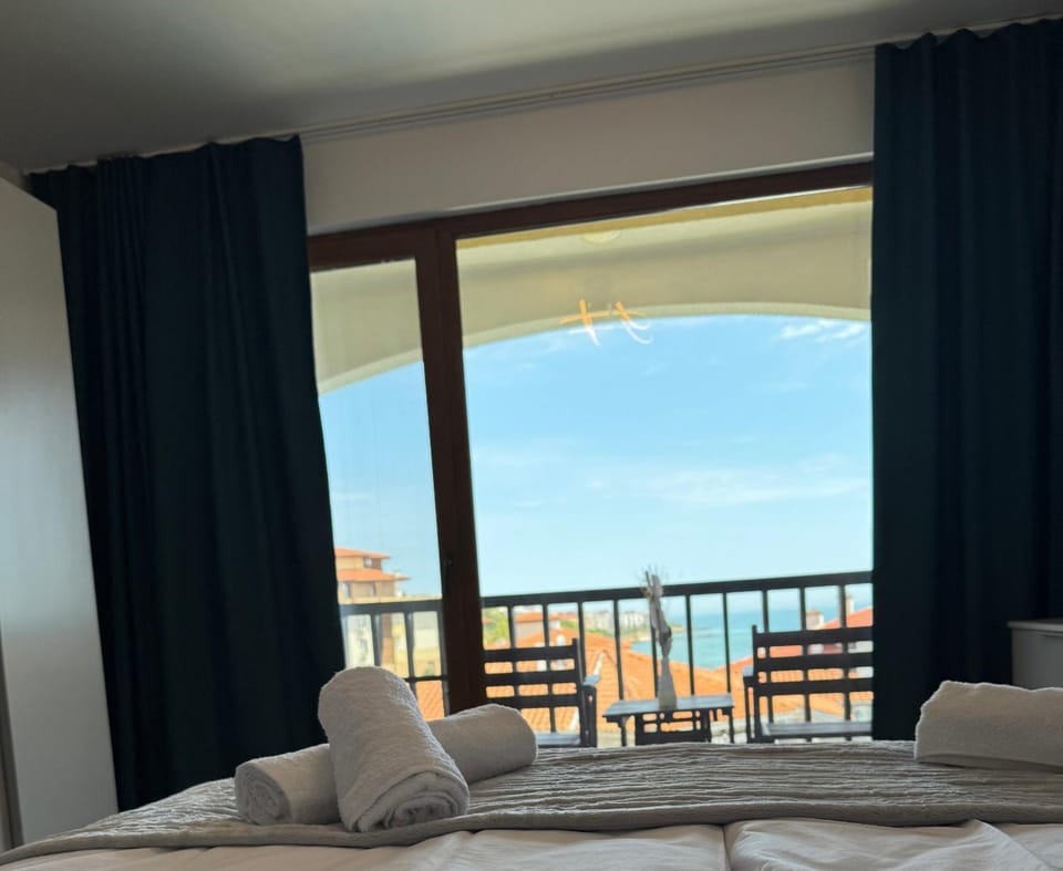 Bed, View (from property/room), Balcony/Terrace, Photo of the whole room, Bedroom, Sea view, towels