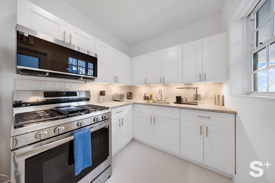 Beachside 1-BD Retreat with Free Parking Apartment in Miami Beach