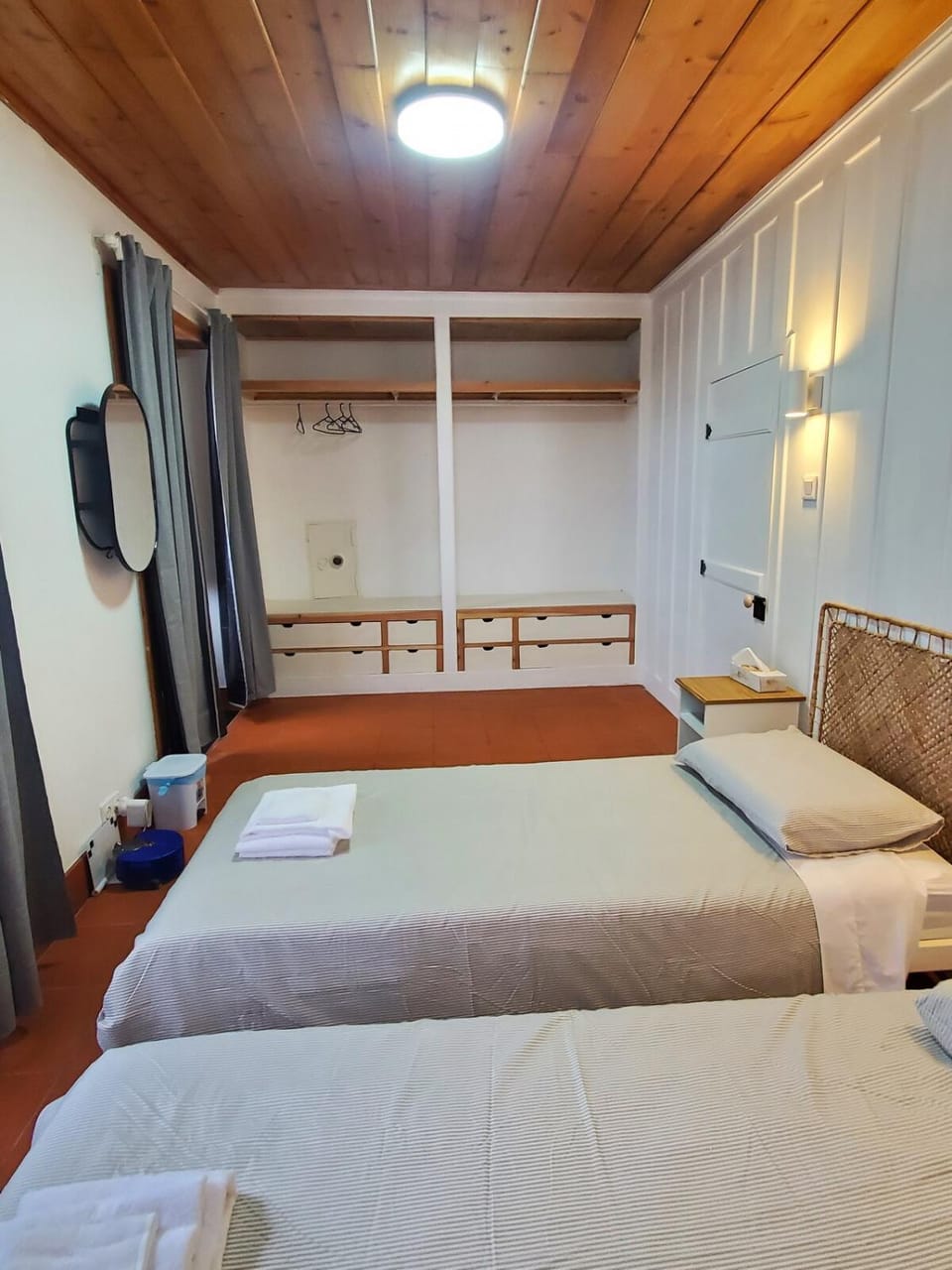Bed, Bedroom, towels