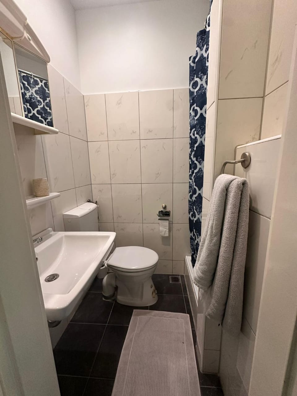 Shower, Toilet, Bathroom, towels