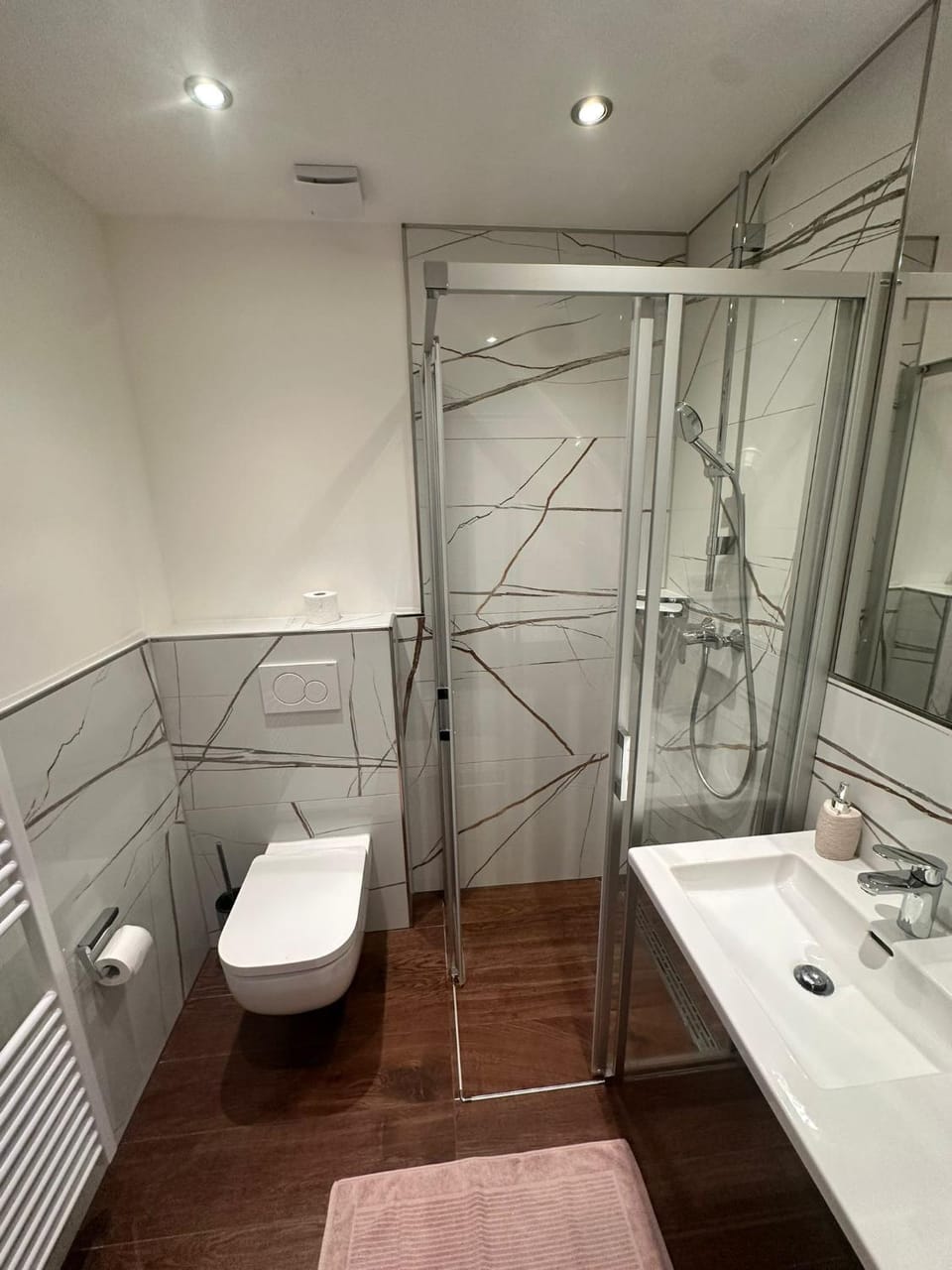 Shower, Toilet, Bathroom, towels