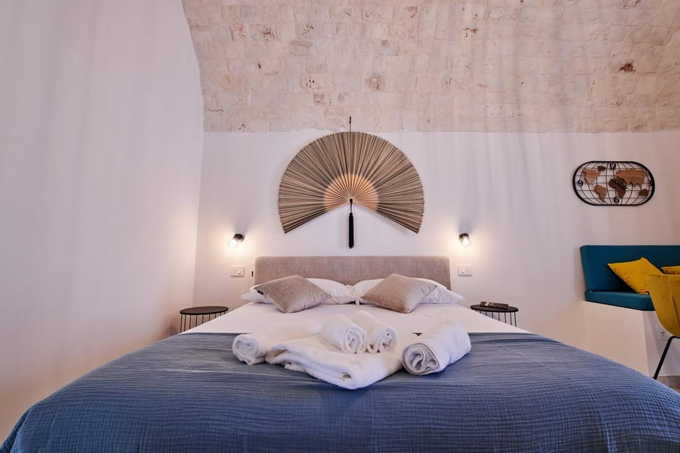 Bed, Bedroom, towels