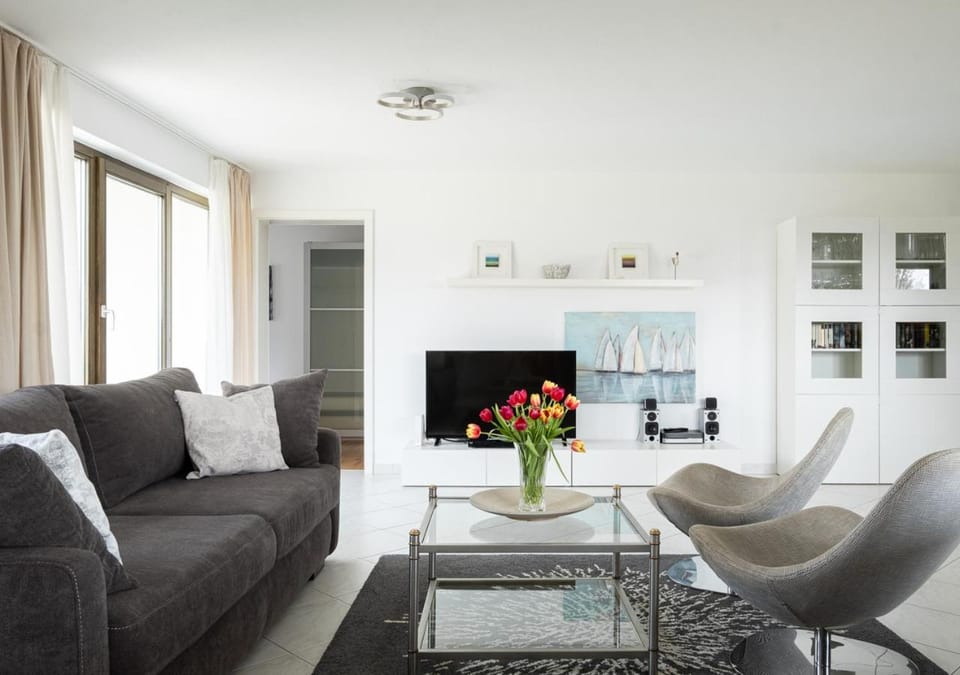 TV and multimedia, Living room, Seating area, Evening entertainment