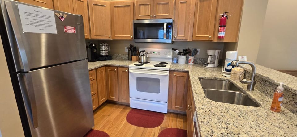 Our Heart's Desire- spacious 3 BR condo with hot tub in great location! House in McHenry