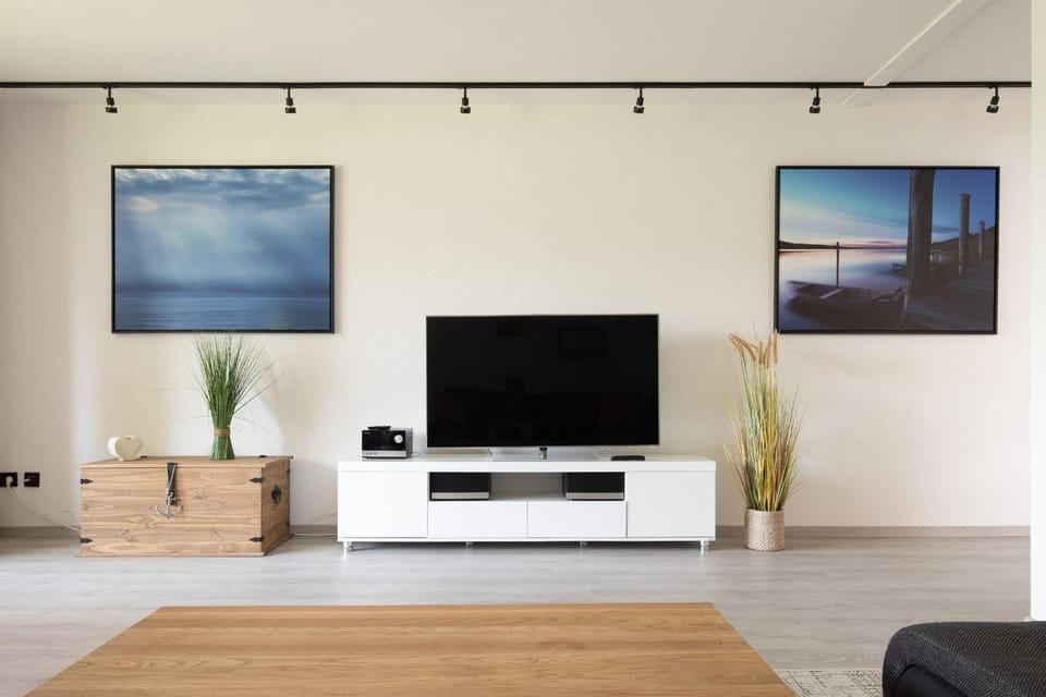 TV and multimedia, Living room, Decorative detail, Seating area, Evening entertainment