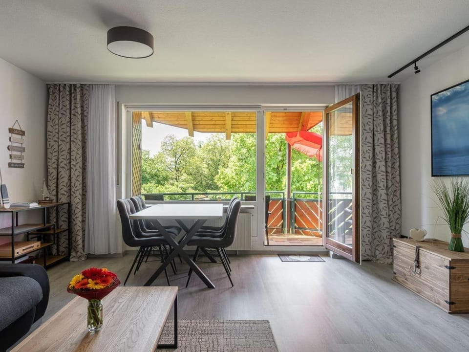 TV and multimedia, View (from property/room), Balcony/Terrace, Living room, Seating area, Dining area, Garden view
