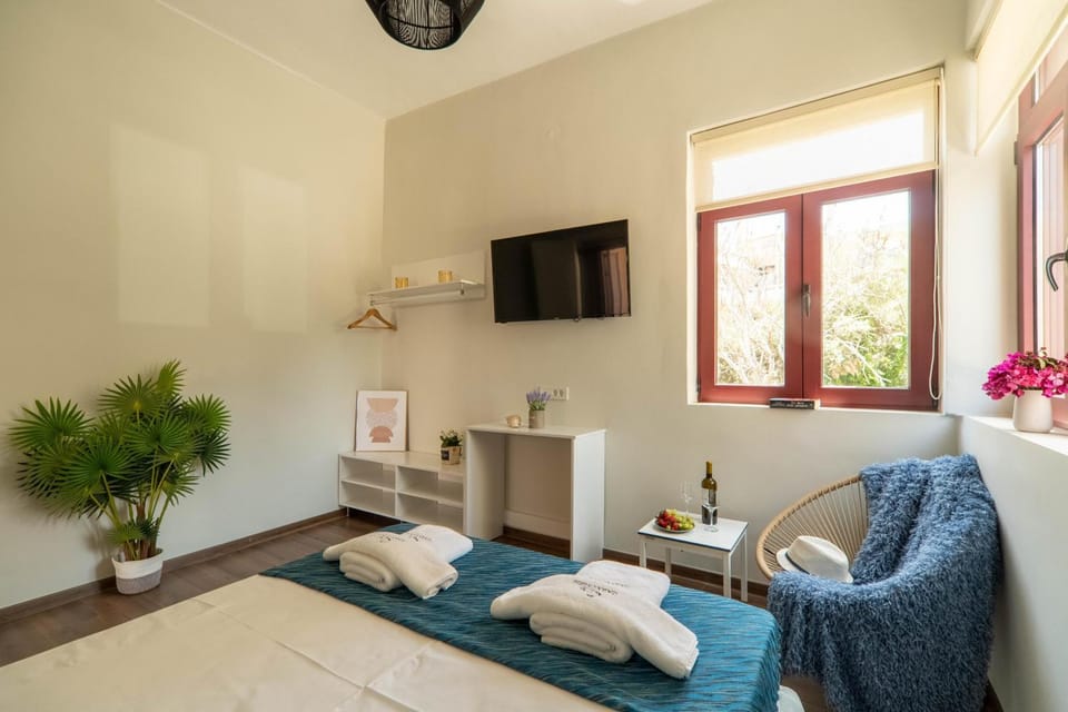 Bed, TV and multimedia, Living room, Photo of the whole room, Seating area, Bedroom, towels