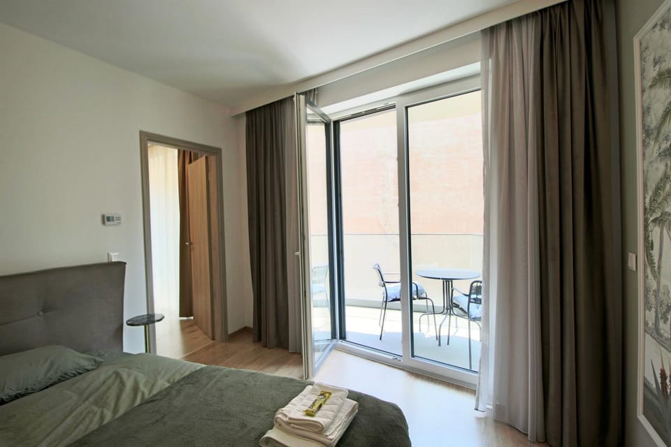 Bed, Balcony/Terrace, Bedroom, Garden view