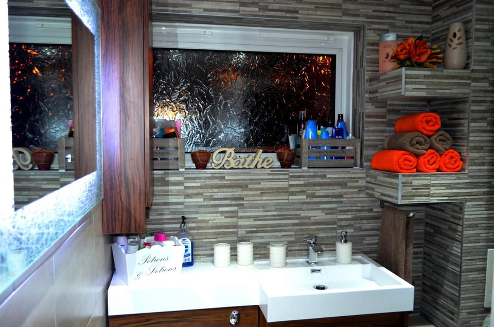 Double room in riverside apartment - B Vacation rental in Glasgow