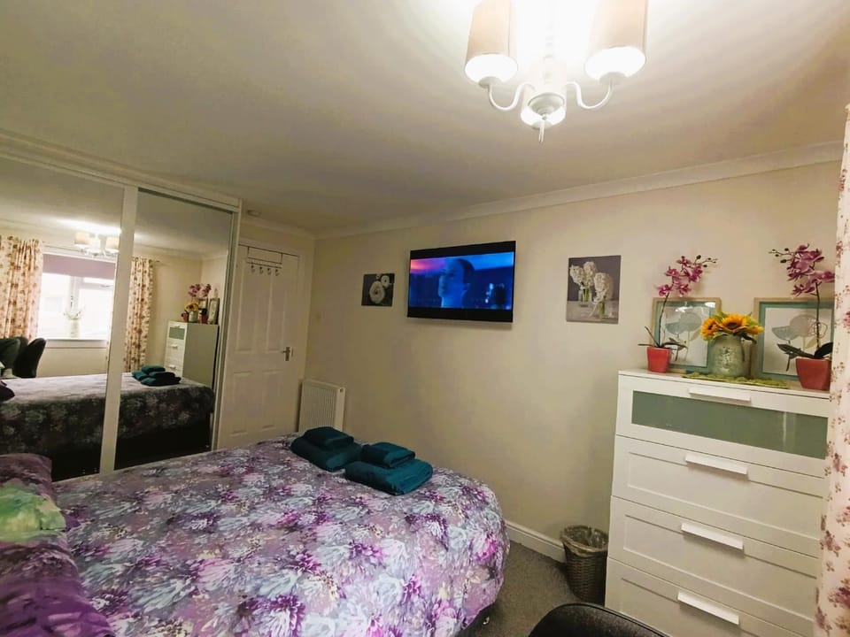 Double room in riverside apartment - B Vacation rental in Glasgow